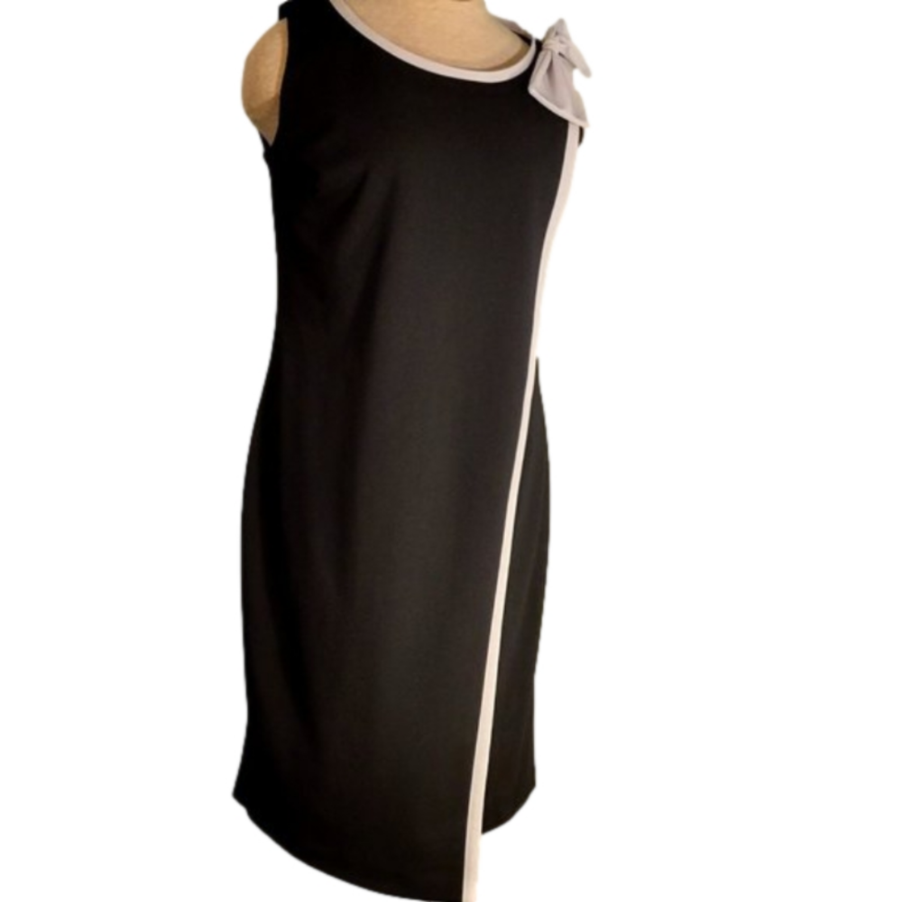 GLAMOUR WOMENS BLACK AND WHITE V CUT SHAWL DRESS WITH WHITE BOW ACCENT